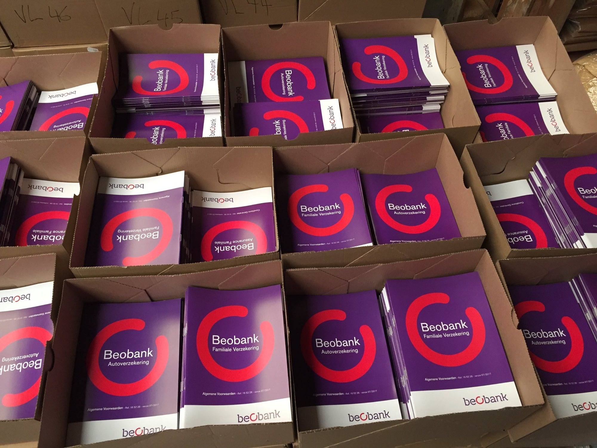 Brochures Beobank conditionnées en cartons, prêtes à être expédiées